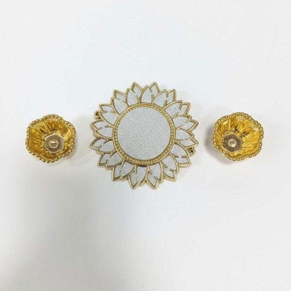 Gold sunburst plate center with two gold flower bowls